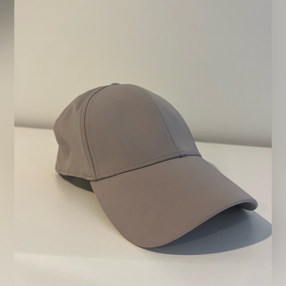 Grey/beige Aritzia hat